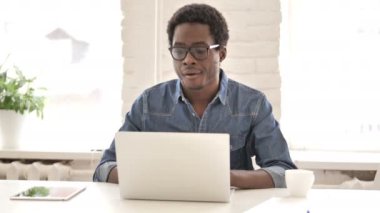 Hasta Yaratıcı Afrikalı Man Öksürük ve Laptop Çalışma