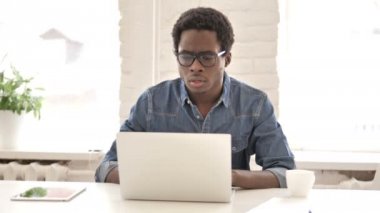 Şok Afrikalı Man Merak ve Laptop Çalışma