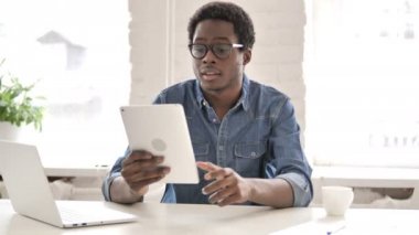 Afrikalı Adam 'ın Tablet' te Çevrimiçi Video Sohbeti