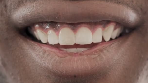 Lábios sorridentes do homem africano, sorriso bonito — Vídeo de Stock