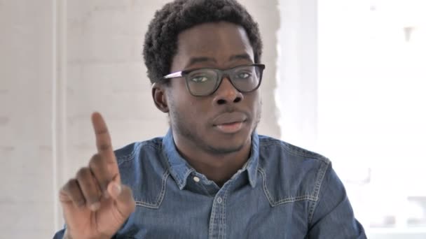 Ne, rozrušený Muž zamával prstem odmítnout — Stock video
