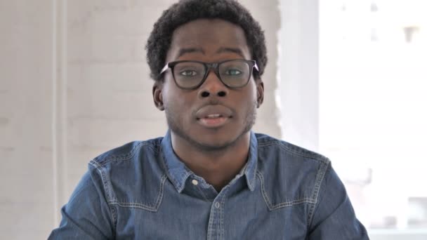 Afrikalı Adam Baş Sallayarak Teklif Kabul, Evet — Stok video