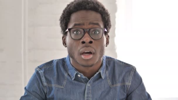 Шокированный африканский мужчина реагирует на расстроенные новости — стоковое видео