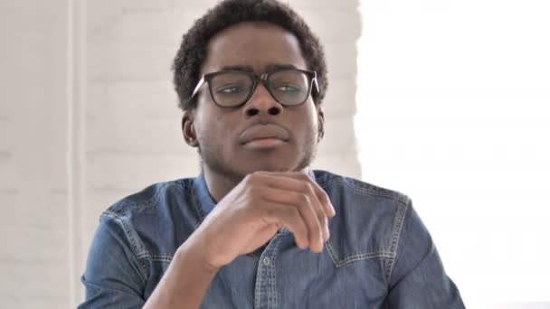 Pensive African Man Thinking an Idea — Stock Video