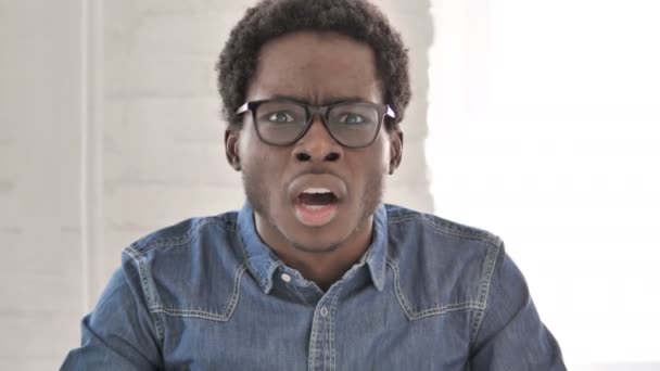 Schreeuwen, boze Afrikaanse man gaat gek in depressie — Stockvideo
