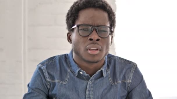 Hoofdpijn, gestrest Afrikaanse man op het werk — Stockvideo