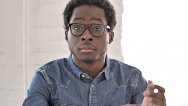 Hombre africano aplaudiendo a su equipo en el trabajo, aplaudiendo — Vídeos de Stock