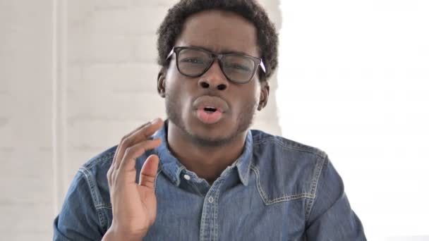 Mal di denti, Uomo africano con dolore ai denti — Video Stock