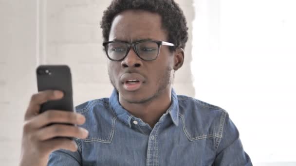 Homme africain réagissant à la perte de Smartphone — Video