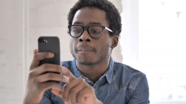 Homem Africano em choque ao usar Smartphone — Vídeo de Stock