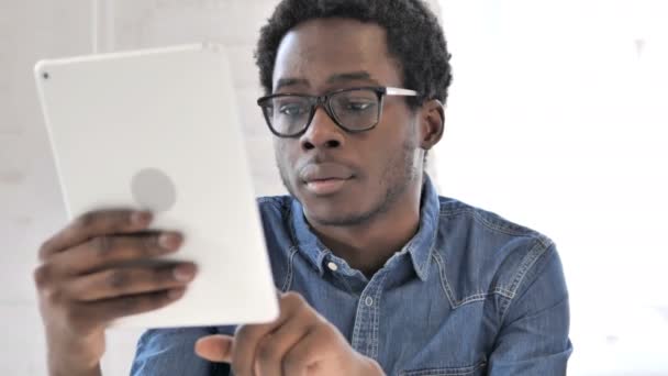 Αφρικανός άνθρωπος δακτυλογράφηση ηλεκτρονικού ταχυδρομείου στο tablet — Αρχείο Βίντεο