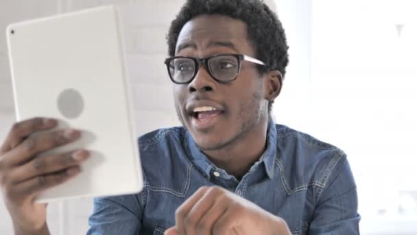 Online video chat a Tablet, African Man — Stock videók