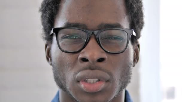 Kasvot lähikuva Afrikkalainen mies hammassärky — kuvapankkivideo