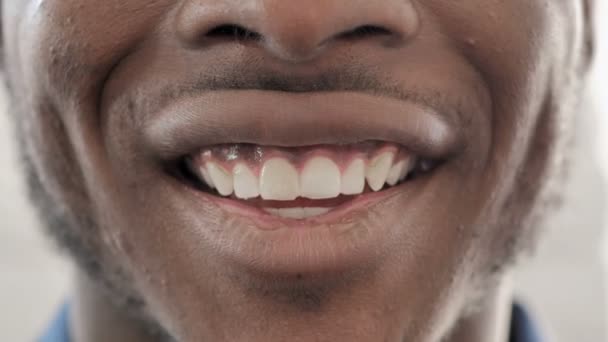 Lächelnde Lippen eines afrikanischen Mannes, aus nächster Nähe — Stockvideo
