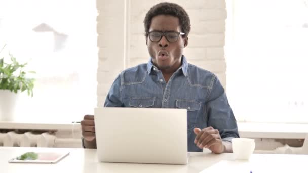 Emocionado hombre africano animando a ganar en el trabajo — Vídeos de Stock
