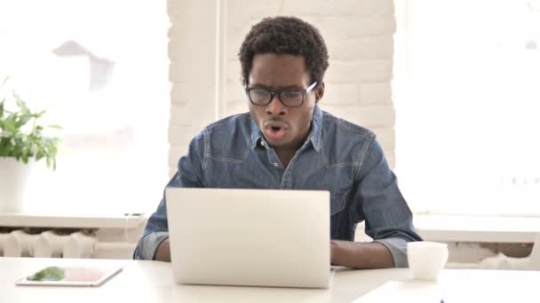 Ember ünnepli sikeres munka közben a Laptop — Stock videók