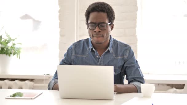 Muž v brýlích reagujících na ztrátu při používání tabletu — Stock video