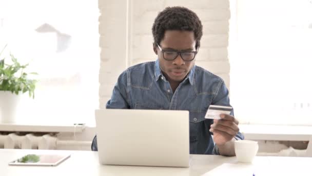 Online αγορές με πιστωτική κάρτα για φορητό υπολογιστή από αφρικανική άνθρωπος — Αρχείο Βίντεο