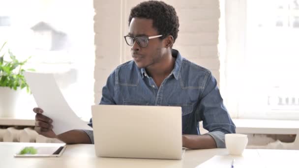 Hombre africano haciendo papeleo en la oficina — Vídeos de Stock