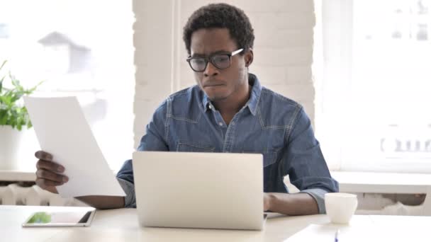 Afrikansk man läser nytt kontrakt — Stockvideo