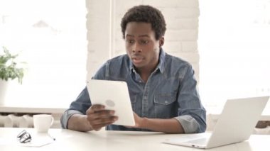 Tablet üzerinde Afrikalı Man tarafından Online Görüntülü Sohbet