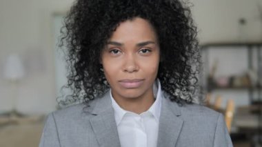 Hayır, Afrikalı İş Kadını Reddetmek Için Parmak Sallıyor