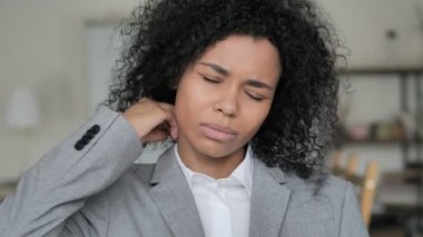 Boyun Ağrısı ile Afrikalı İş Kadını