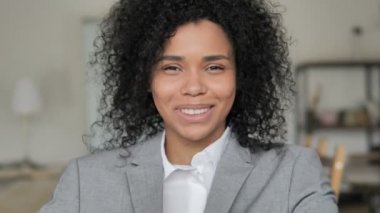 Afrikalı İş Kadını Takım için Alkışlıyor, Alkışlıyor