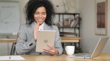 Tablet online görüntülü sohbet, Afrikalı İş Kadını