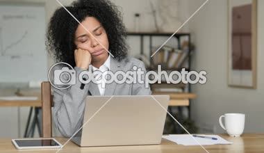 Yorgun Afrikalı İş Kadını İş Yerinde Uyuyor