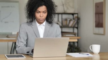 Hasta Afrikalı İş kadını Öksürük ve Laptop Çalışma