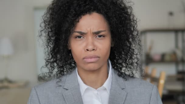 Portret van huilen trieste Afrikaanse zakenvrouw — Stockvideo