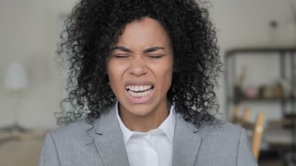 Skrikande, arg afrikansk affärskvinna i depression — Stockvideo