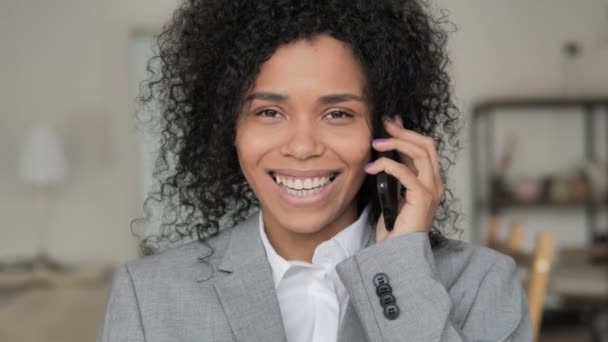 African Businesswoman Rozmawianie przez telefon w pracy — Wideo stockowe
