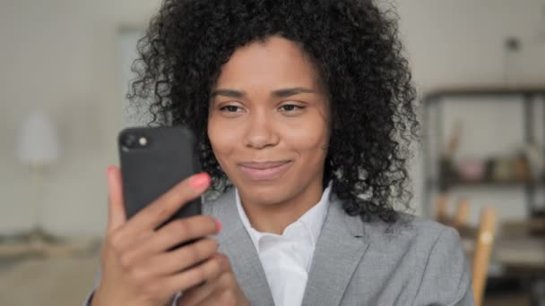 Empresaria africana disfrutando del éxito mientras usa Smartphone — Vídeos de Stock