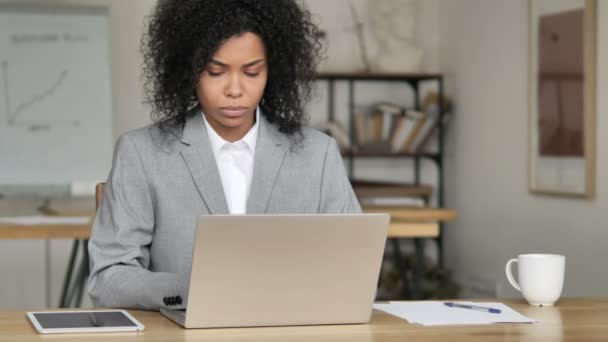 在笔记本电脑上工作的非洲女商人 — 图库视频影像