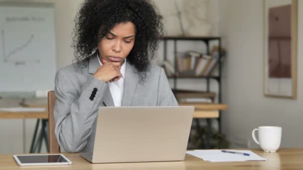 Pensive African Businesswoman thinking New Plan — Stock video