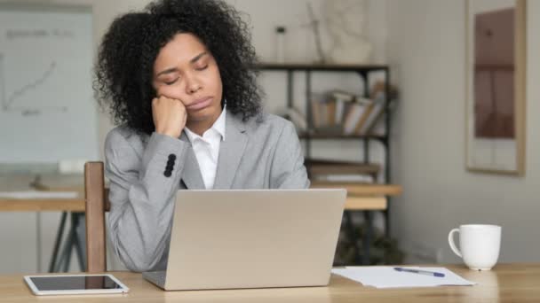 Mujer de negocios africana cansada durmiendo en el trabajo — Vídeos de Stock