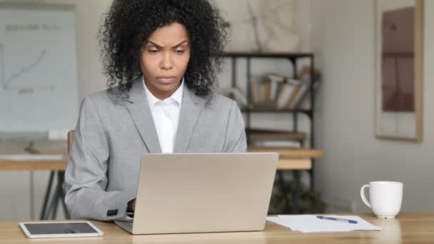 Mujer de negocios africana enferma tosiendo y trabajando en el ordenador portátil — Vídeo de stock