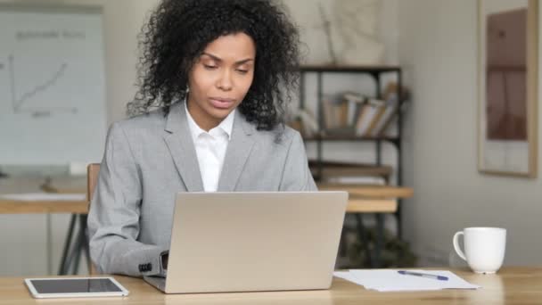 Afrikanische Geschäftsfrau feiert Erfolg bei der Arbeit am Laptop — Stockvideo