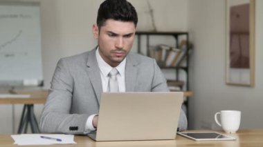 Baş ağrısı, Yorgun İşadamı Laptop Üzerinde Çalışıyor