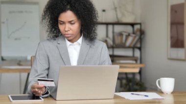 Üzgün Afrikalı İş Kadını için Online Alışveriş Fail