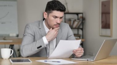 Sinirli İşadamı Sözleşme Kağıtları Yırtma
