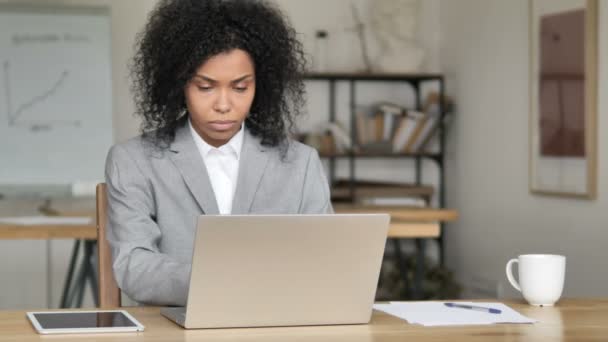 Afrikansk affärskvinna reagerar på förlust i arbetet — Stockvideo