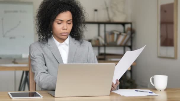 Afrykańska businesswoman robi Paperwork w biurze — Wideo stockowe