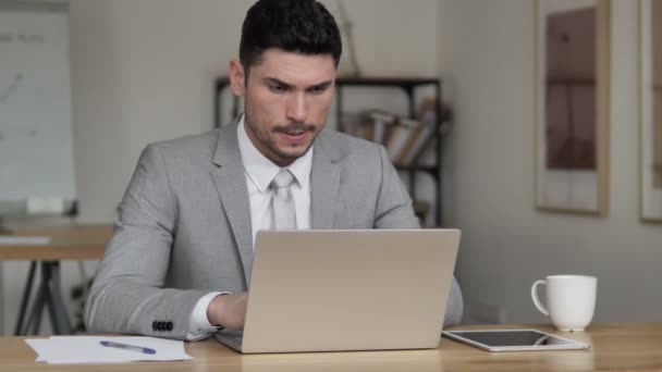 Geschäftsmann arbeitet am Laptop — Stockvideo