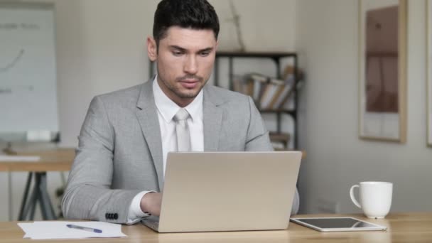 Uomo d'affari che celebra il successo del lavoro — Video Stock