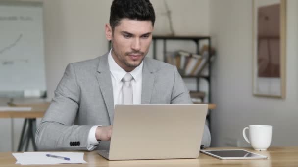 Chat de vídeo en línea en el trabajo por Empresario — Vídeos de Stock