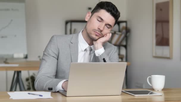 Επιχειρηματία στον ύπνο στην εργασία — Αρχείο Βίντεο