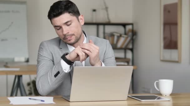 Homme d'affaires anxieux attendant dans le bureau — Video